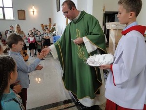 2 października 2016 - Wręczenie różańców dzieciom komunijnym