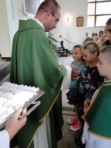 2 października 2016 - Wręczenie różańców dzieciom komunijnym