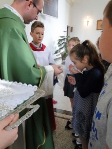 2 października 2016 - Wręczenie różańców dzieciom komunijnym