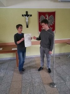 Kandydaci do bierzmowania na rekolekcjach