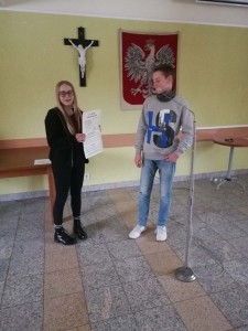 Kandydaci do bierzmowania na rekolekcjach