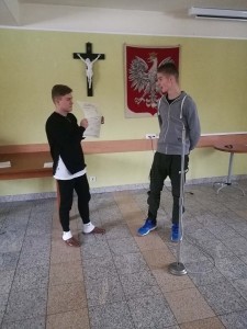 Kandydaci do bierzmowania na rekolekcjach