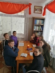 Kandydaci do bierzmowania na rekolekcjach