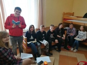 Kandydaci do bierzmowania na rekolekcjach
