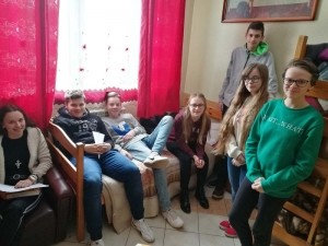 Kandydaci do bierzmowania na rekolekcjach