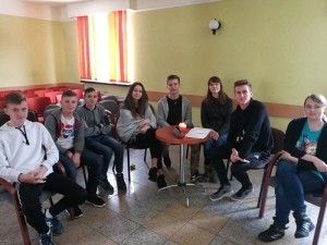 Kandydaci do bierzmowania na rekolekcjach