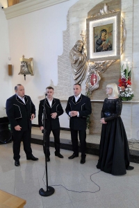 Z Anielskimi Głosami i modlitwą pod Krzyżem