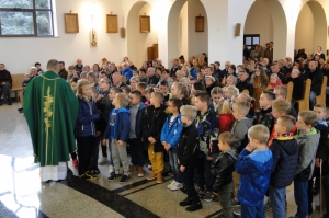 Wręczenie różańców dzieciom