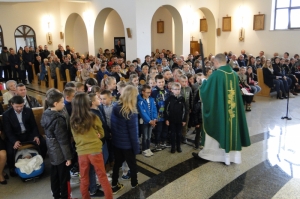 Wręczenie różańców dzieciom