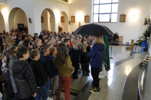 Wręczenie różańców dzieciom