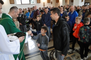 Wręczenie różańców dzieciom