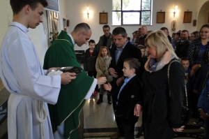 Wręczenie różańców dzieciom