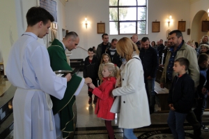 Wręczenie różańców dzieciom