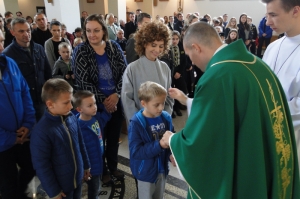 Wręczenie różańców dzieciom