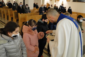Przekazanie dzieciom medalików Niepokalanej