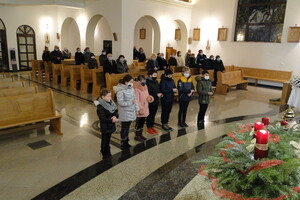 Przekazanie dzieciom medalików Niepokalanej