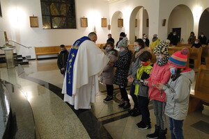 Przekazanie dzieciom medalików Niepokalanej