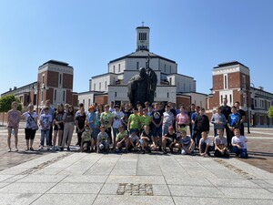Wspólny wyjazd ministrantów i scholi