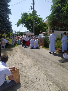 Procesja eucharystyczna do czterech ołtarzy
