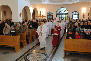 Nowi przy ołtarzu w służbie Królowi