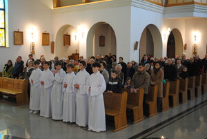 Nowi przy ołtarzu w służbie Królowi