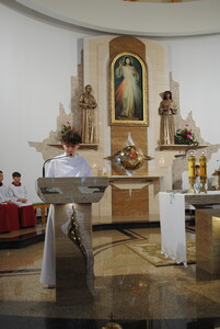 Nowi przy ołtarzu w służbie Królowi