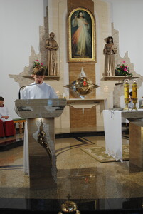 Nowi przy ołtarzu w służbie Królowi