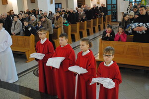 Nowi przy ołtarzu w służbie Królowi