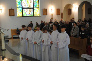 Nowi przy ołtarzu w służbie Królowi