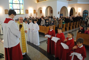 Nowi przy ołtarzu w służbie Królowi