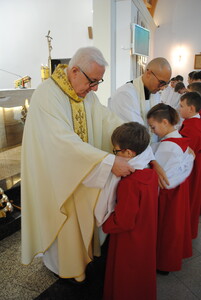 Nowi przy ołtarzu w służbie Królowi