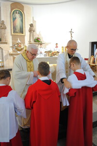 Nowi przy ołtarzu w służbie Królowi