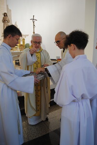 Nowi przy ołtarzu w służbie Królowi