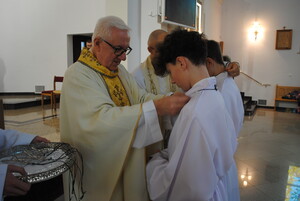 Nowi przy ołtarzu w służbie Królowi