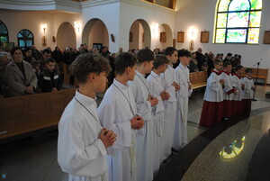 Nowi przy ołtarzu w służbie Królowi