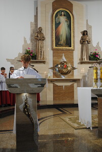 Nowi przy ołtarzu w służbie Królowi