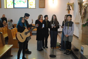 Nowi przy ołtarzu w służbie Królowi