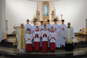 Nowi przy ołtarzu w służbie Królowi