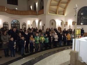 Światło wiary w rękach najmłodszych