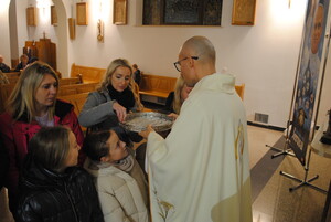 Pod płaszczem Niepokalanej - poświęcenie medalików