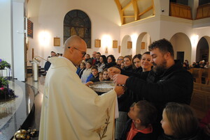 Pod płaszczem Niepokalanej - poświęcenie medalików