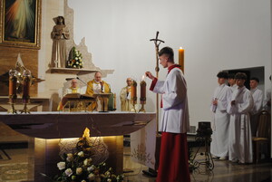 Zwycięstwo Życia nad Śmiercią: Wigilia Paschalna i Rezurekcja