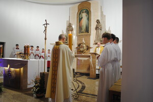Zwycięstwo Życia nad Śmiercią: Wigilia Paschalna i Rezurekcja