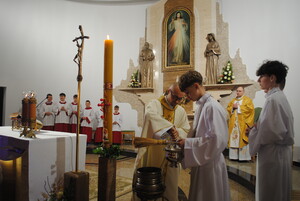 Zwycięstwo Życia nad Śmiercią: Wigilia Paschalna i Rezurekcja