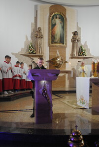 Zwycięstwo Życia nad Śmiercią: Wigilia Paschalna i Rezurekcja