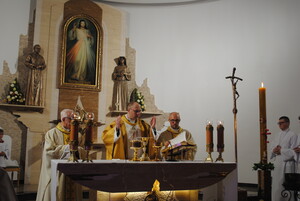 Zwycięstwo Życia nad Śmiercią: Wigilia Paschalna i Rezurekcja